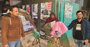 হোমনায় কনকনে শীতের রাতে শীতার্ত মানুষের মাঝে কম্বল বিতরণ করে প্রশংশায় ভাসছে ইউএনও শহিদুল ইসলাম!