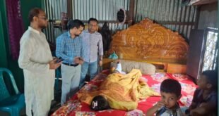 হোমনায় দেয়াল ধসে আহত শিক্ষার্থীর বাসার ইউএনও, আর্থিক সহায়তা প্রদান।